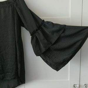 ❄️ 3/$25 Wide-Shoulder Ruffle Sleeved Blouse